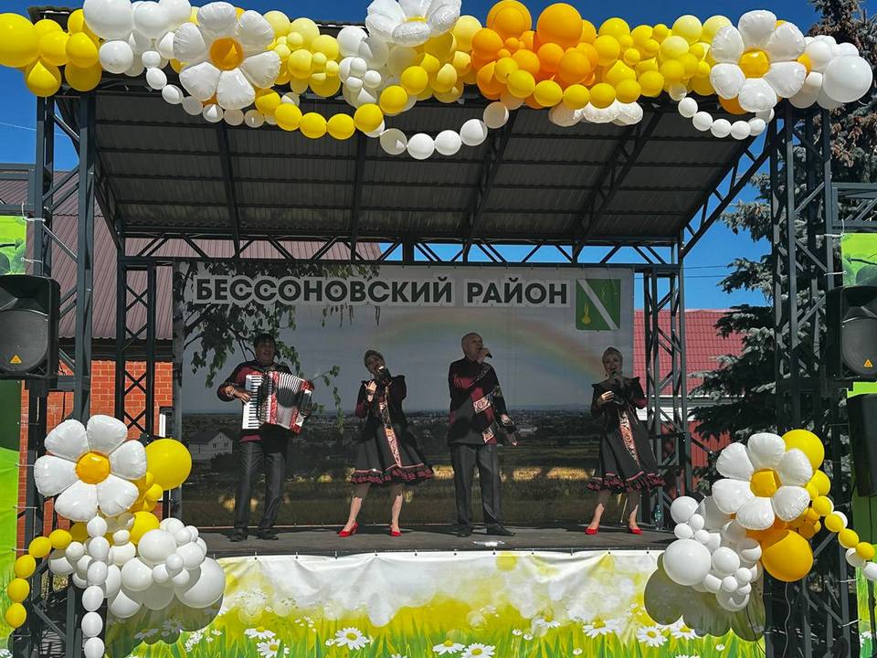 Ансамбль «Горница» порадовал своим выступлением жителей Бессоновки Ансамбль «Горница» порадовал своим выступлением жителей Бессоновки